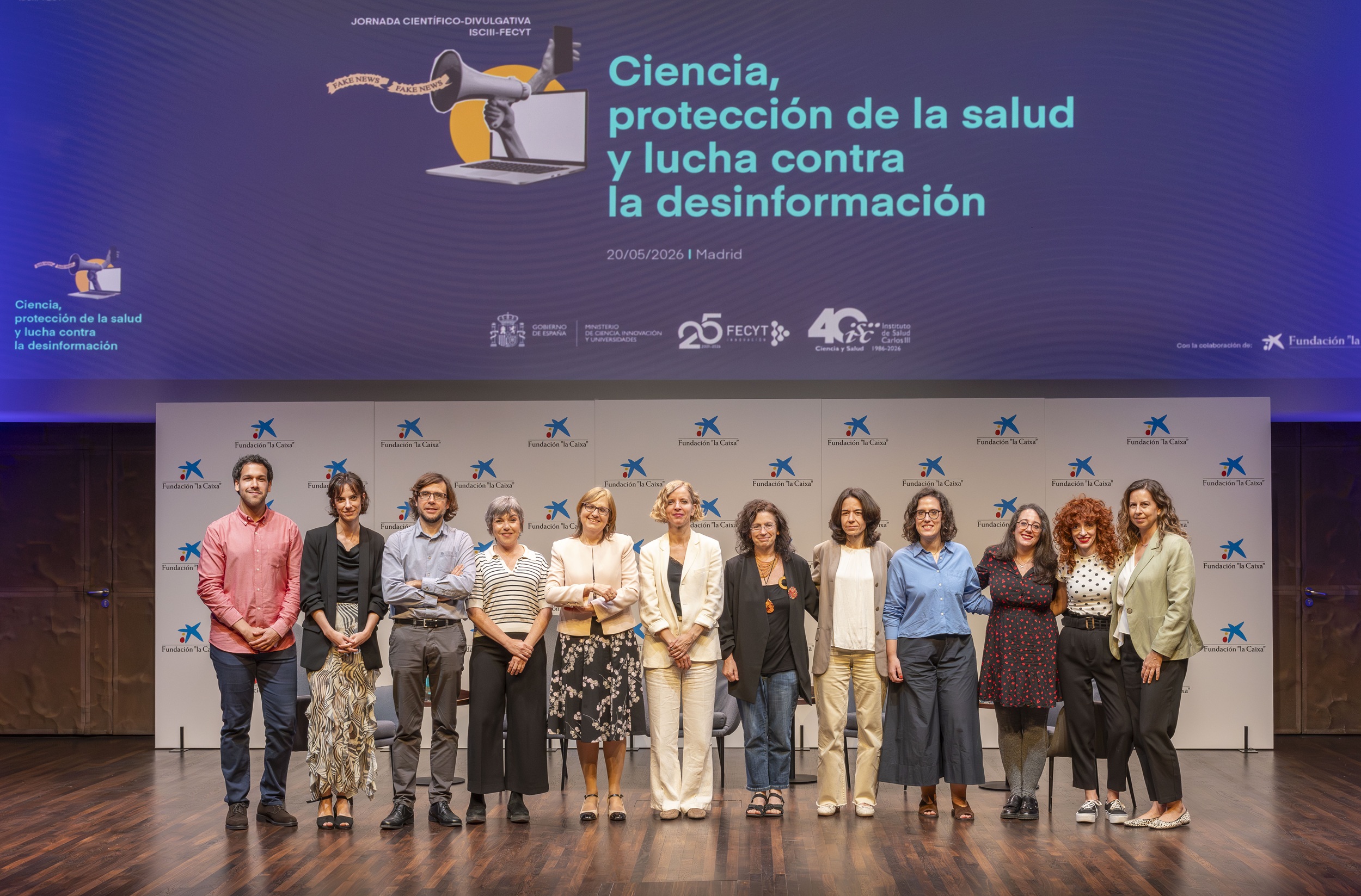 Foto de familia con ponentes de la jornada. En el centro, las directoras del ISCIII y de la FECYT, Marina Pollán e Izaskun Lacunza, flanqueadas por (de izda. a dcha.) Álvaro Morales (ISCIII), Rocío López Íñigo (FECYT), José A. Plaza, (ISCIII), Pampa García Molina (Science Media Center), Beatriz Pérez (ISCIII), Arancha Sanchís (ISCIII), Marta Marín (FECYT), María Iglesias (ISCIII), Verónica Fuentes (SINC) y María Santacreu (AEMPS).