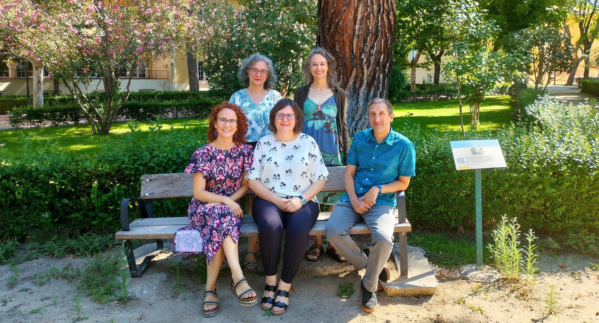 De arriba a abajo y de izquierda a derecha: Carmen Rodríguez-Blázquez​, María João Forjaz​​, Teresa Valero-Gaspar, ​Asunción Díaz ​y Cesar Garriga, en los jardines junto al centro Nacional de Epidemiología del ISCIII, en el Campus de Chamartín del Instituto, en Madrid