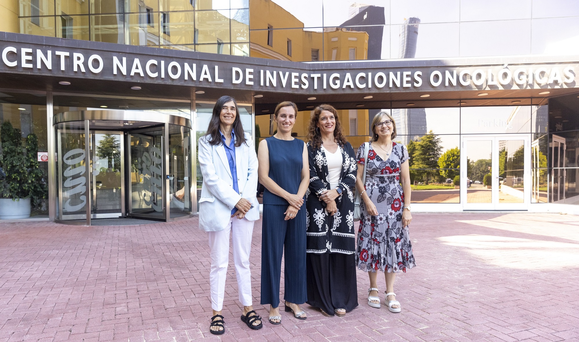 De izquierda a derecha: María Blasco, directora del CNIO; Mónica García, ministra de Sanidad; Eva Ortega-Paíno, secretaria general de Investigación en el Ministerio de Ciencia, Innovación y Universidades, y Marina Pollán, directora del Instituto de Salud Carlos III (ISCIII), al inicio de la visita en la entrada del CNIO, en el Campus de Chamartín del ISCIII, en Madrid