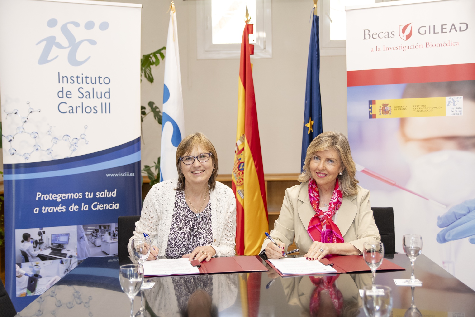 Marina Pollán y María Río, en la firma del acuerdo, que ha tebnido lugar en la sede del ISCIII.