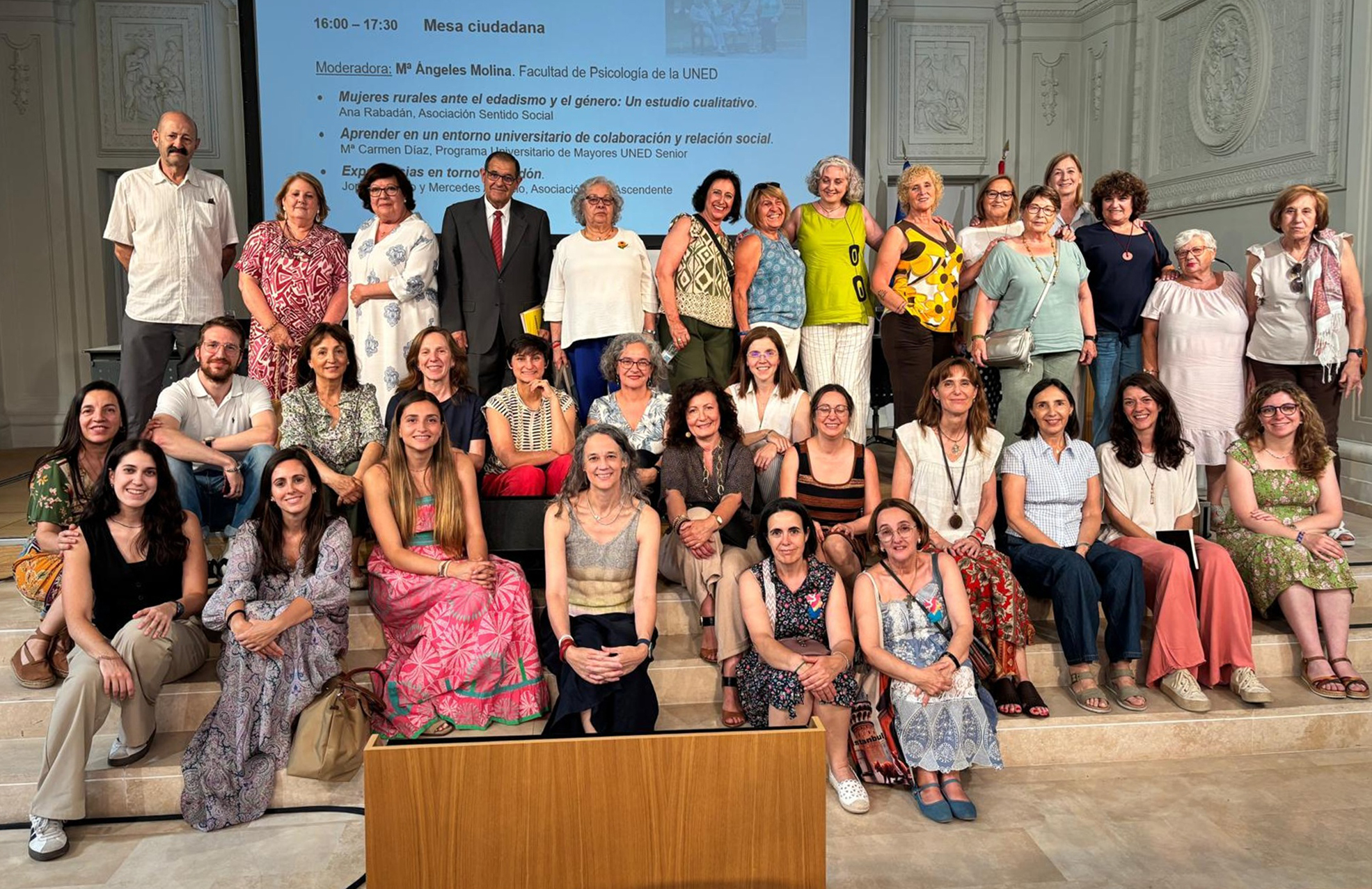 Foto de grupo con parte de las organizadoras, invetsigadoras del CNE, ponentes y público asistente.
