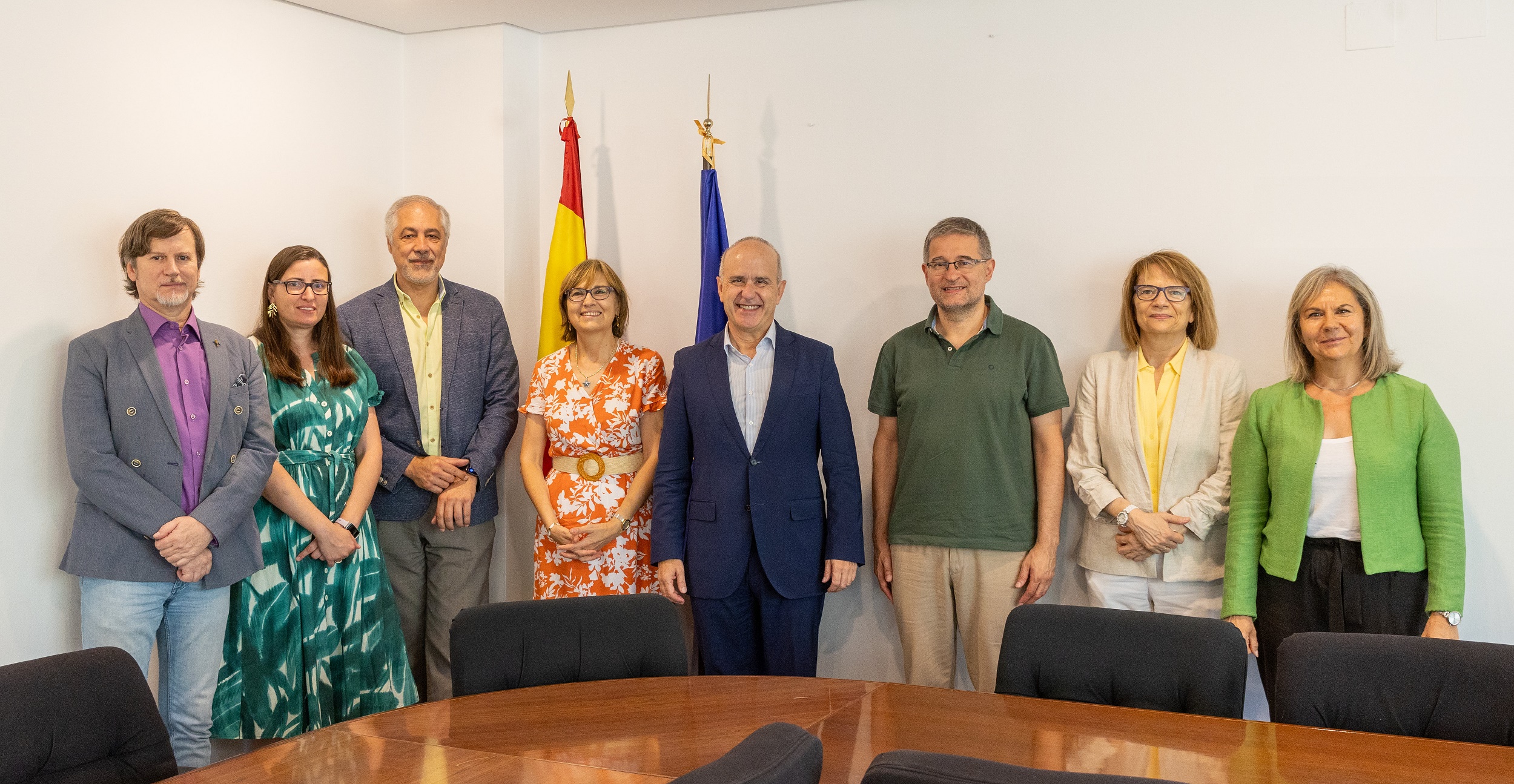 Foto de familia tras el Consejo Rector del IMIENS. En el centro, la directora del ISCIII, Marina Pollán, y el rector de la UNED, Ricardo Mairal. En los extremos, de izquierda a derecha, aparecen el vicerrector de Formación Permanente de la UNED, Miguel Ángel Santed; la subdirectora de Terapias Avanzadas y Medicina Regenerativa del ISCIII, Noa Laguna; el subdirector de Servicios Aplicados, Formación e Investigación del ISCIII, Miguel Calero; el director de la Escuela Nacional de Sanidad del ISCIII y del IMIENS, Iñaki Imaz; la subdirectora del IMIENS, Paloma Collado, y la vicerrectora de Investigación, Transferencia del Conocimiento y Divulgación Científica. de la UNED, Rosa María Martín Aranda.