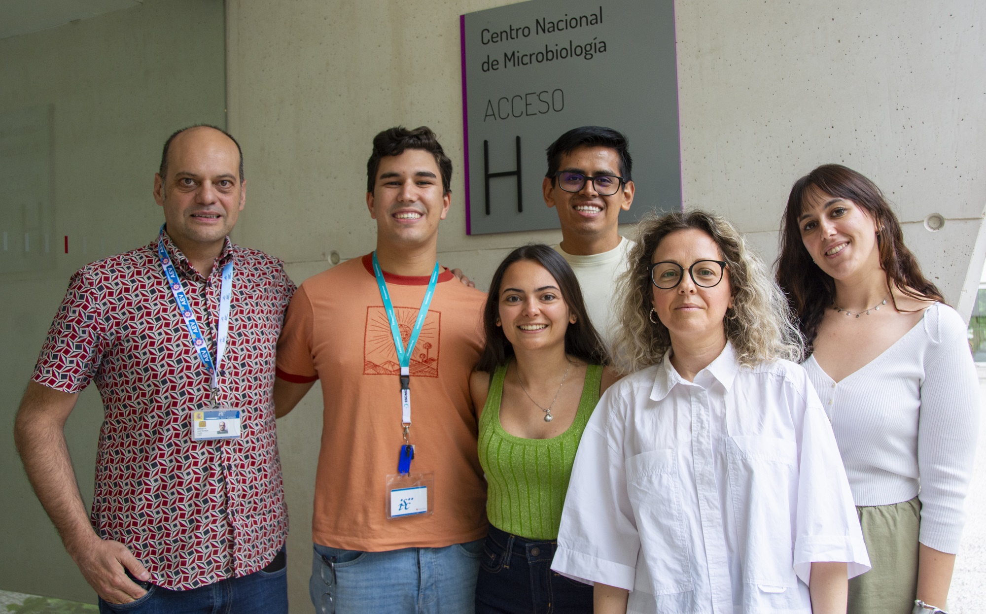 Autores del artículo en una de las puertas del Centro Nacional de Microbiología (CNM) del ISCIII. De izquierda a derecha: José Yuste (investigador principal), Julio Sempere, Covadonga Pérez, Erick Vidal, Mirian Doménech y Aída Úbeda